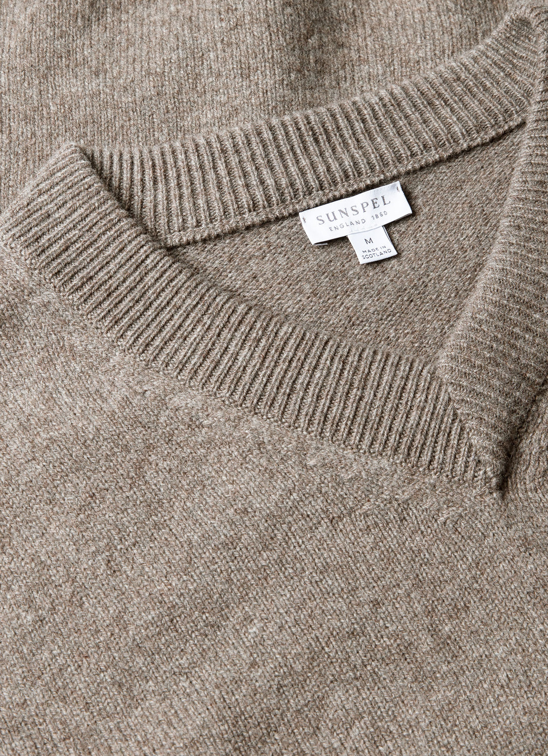 Men's Lambswool V-neck Jumper in Bark